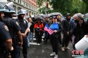 梦见喜被美国多地举行“没有国王”抗议活动
